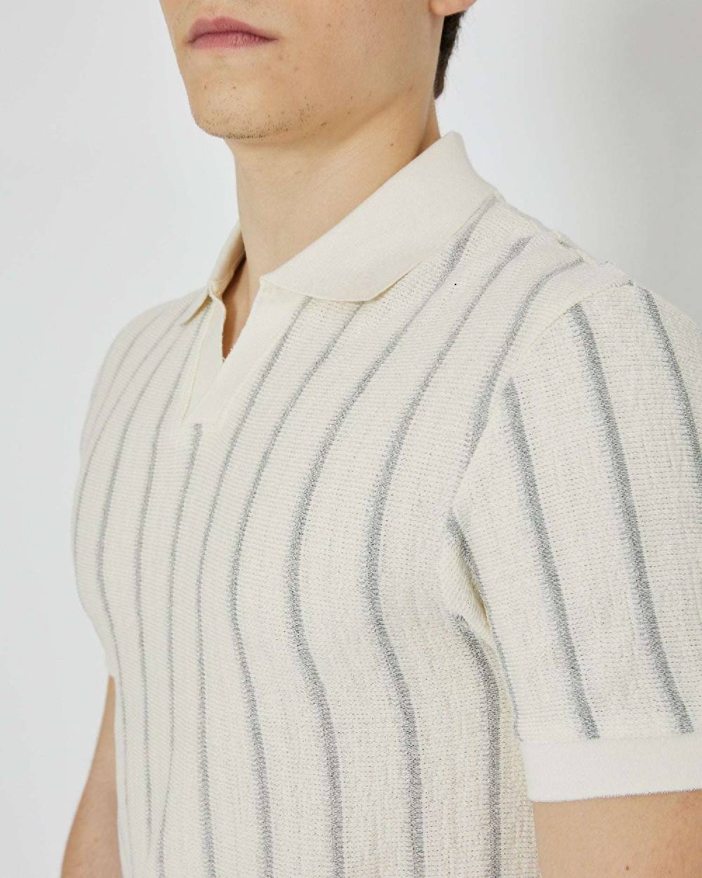 John Richmond Polo con righe e scollo a V Offerta
