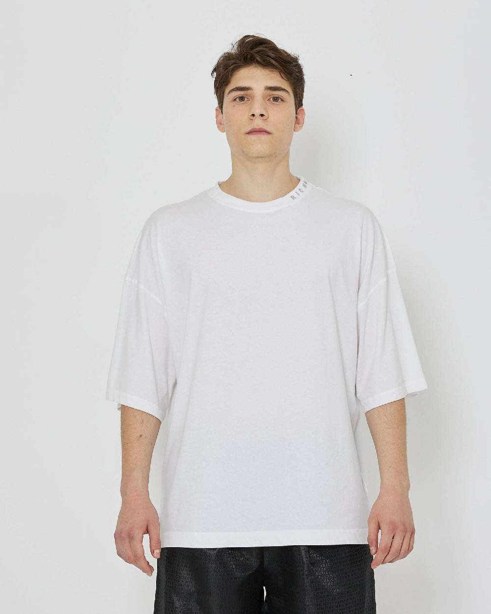 John Richmond T-shirt over con logo sullo scollo In Vendita