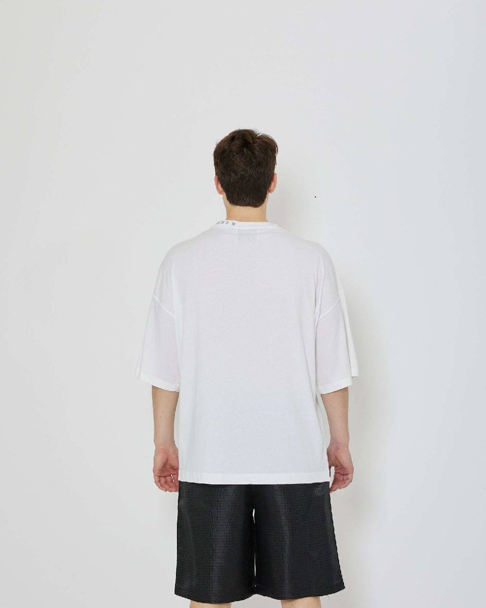John Richmond T-shirt over con logo sullo scollo In Vendita