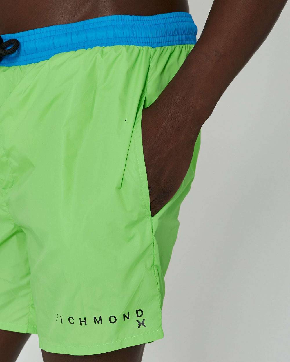 John Richmond Costume bicolor con logo sul davanti Liquidazione