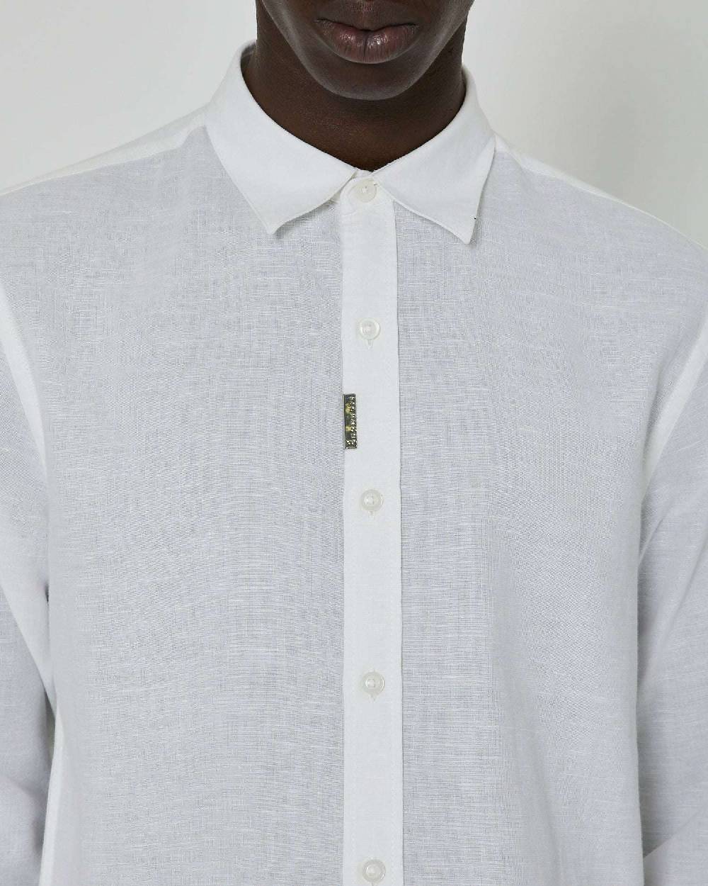 John Richmond Camicia basic in lino con placca metallica sul davanti Fino al 55% di sconto
