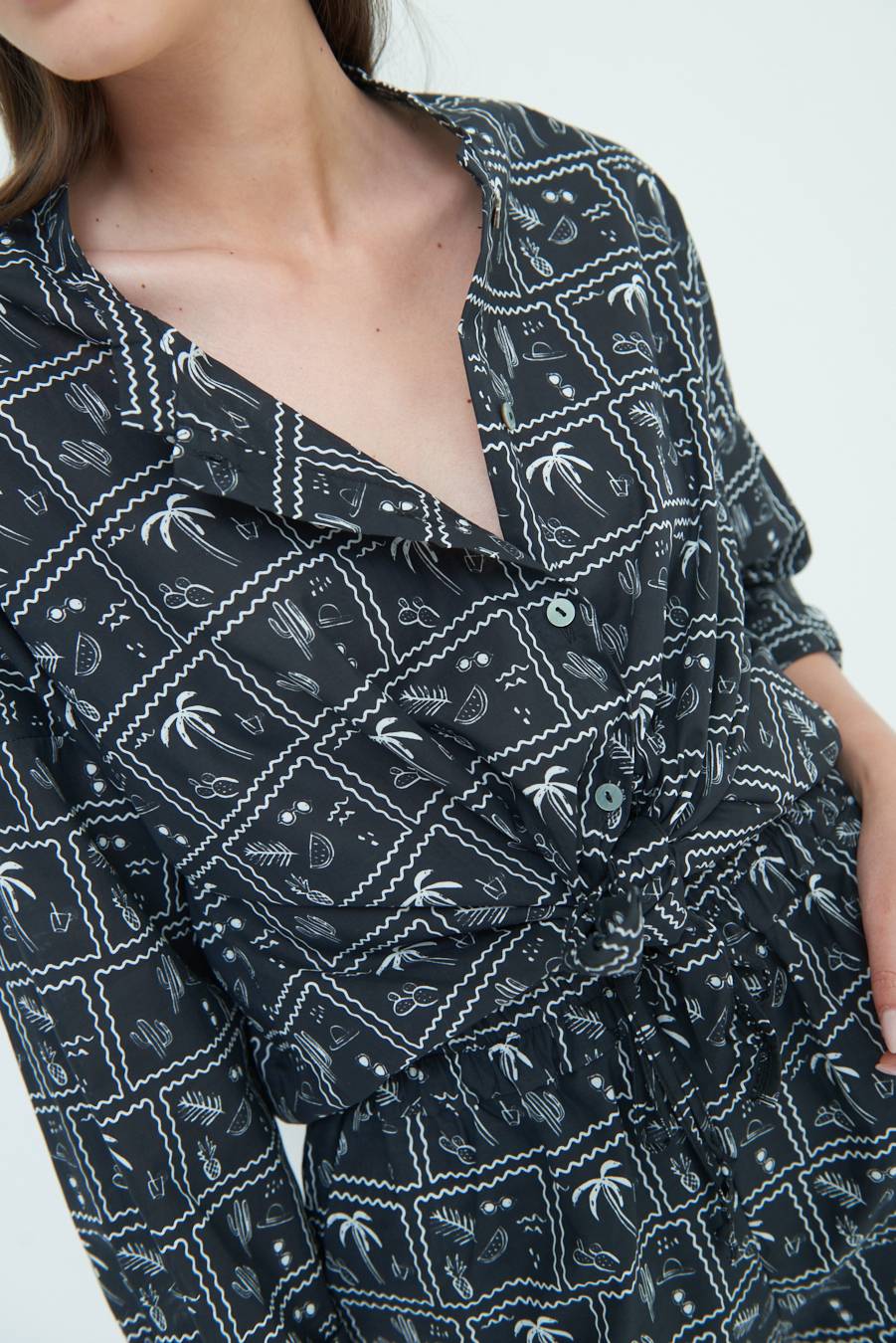 Kikisix CAMICIA CON NODO STAMPA PALME NERO Qualità Garantita