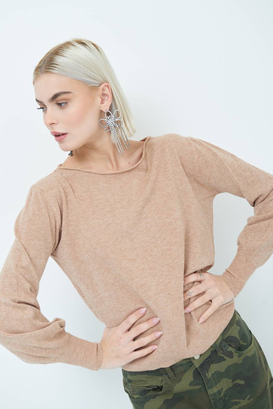 Kikisix MAGLIA REGOLARE SCOLLO BARCA CAMMELLO Moda