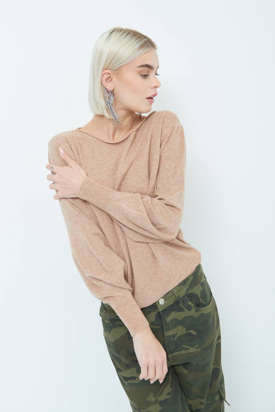 Kikisix MAGLIA REGOLARE SCOLLO BARCA CAMMELLO Moda