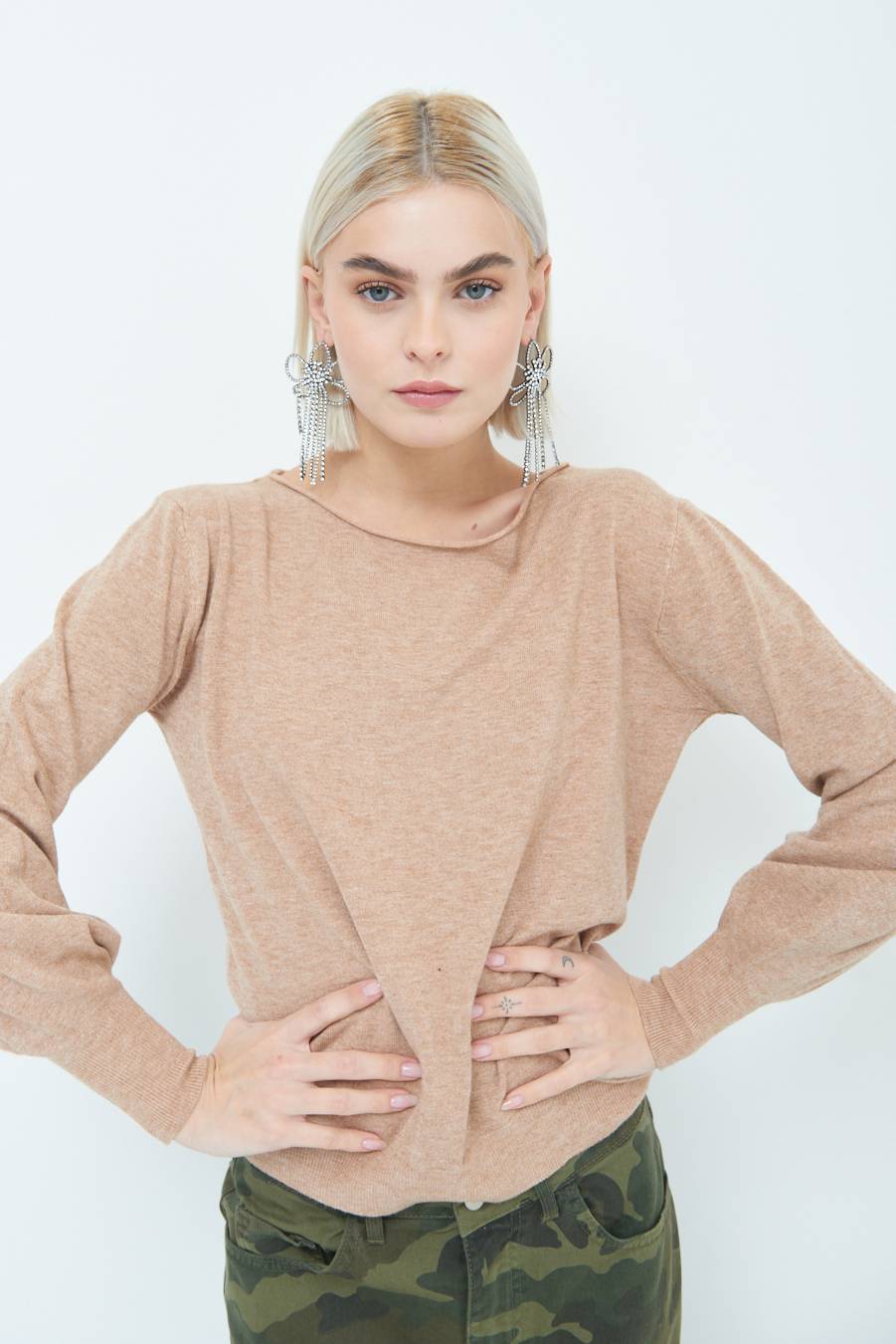 Kikisix MAGLIA REGOLARE SCOLLO BARCA CAMMELLO Moda