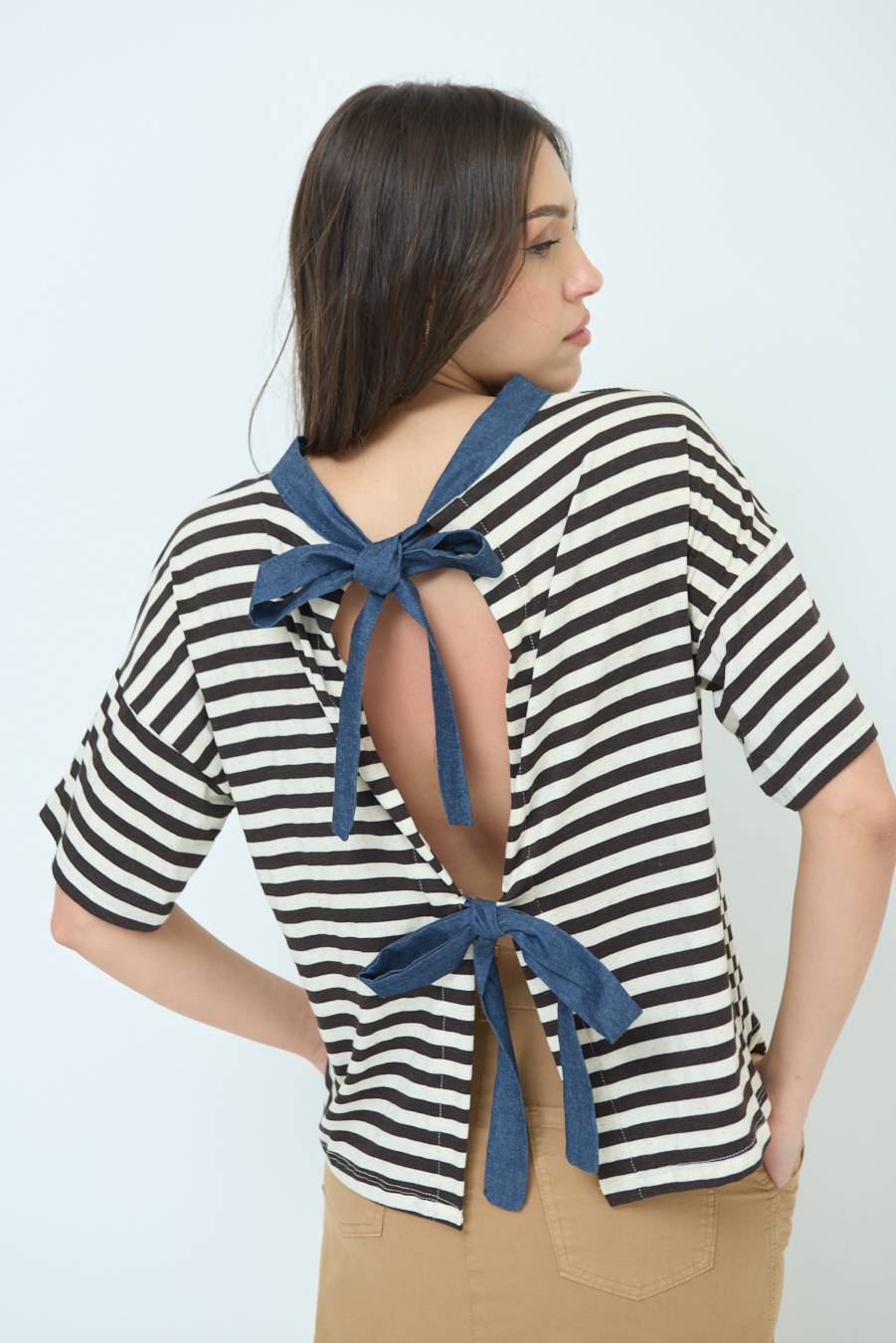 Kikisix T-SHIRT OVER RIGA CON FIOCCHI VISCOSA/LINO MORO Vendite Flash