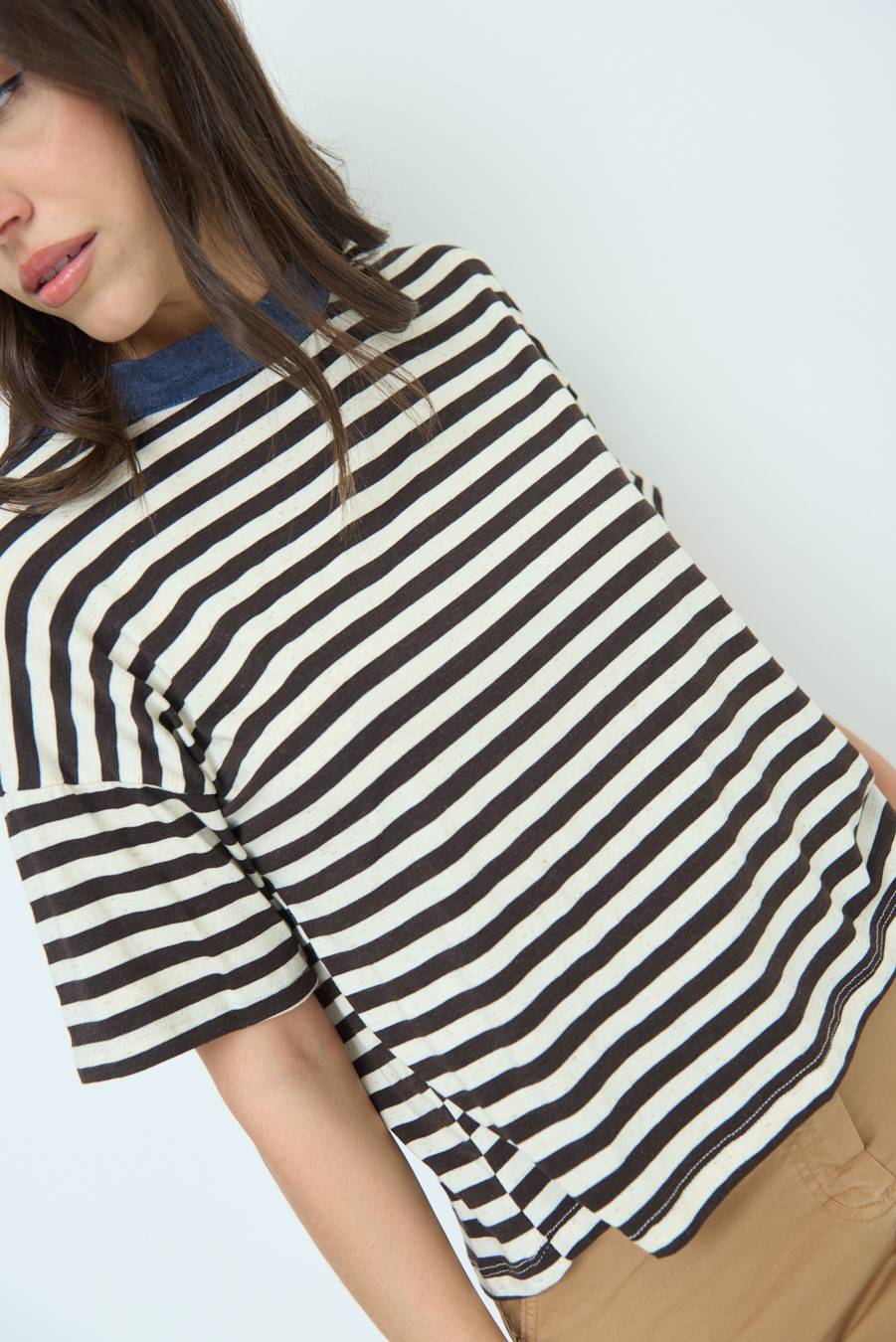 Kikisix T-SHIRT OVER RIGA CON FIOCCHI VISCOSA/LINO MORO Vendite Flash