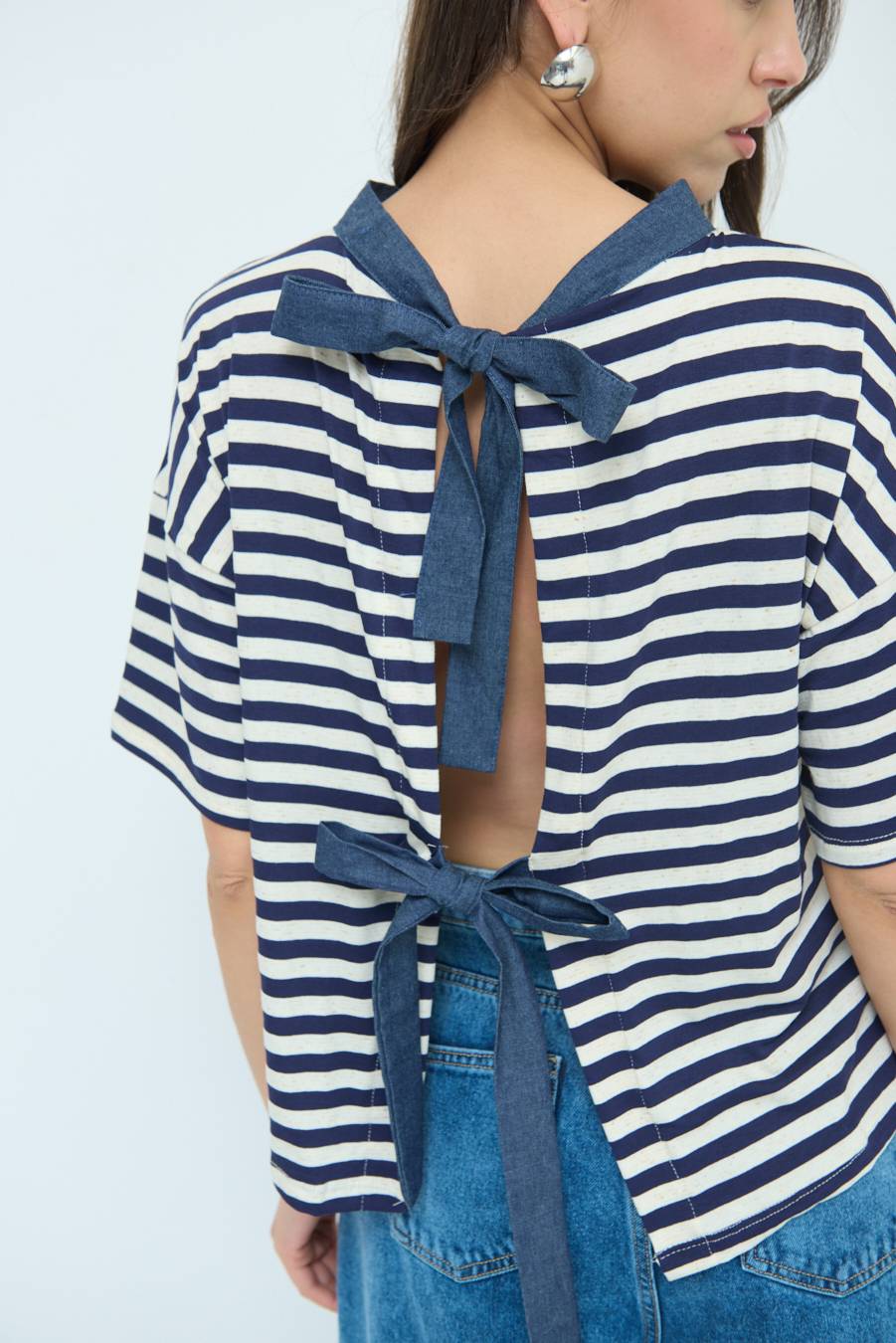 Kikisix T-SHIRT OVER RIGA CON FIOCCHI VISCOSA/LINO BLU Negozio