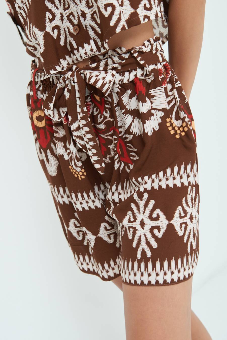 Kikisix SHORTS CON CINTURA STAMPA BALZA MORO Economico