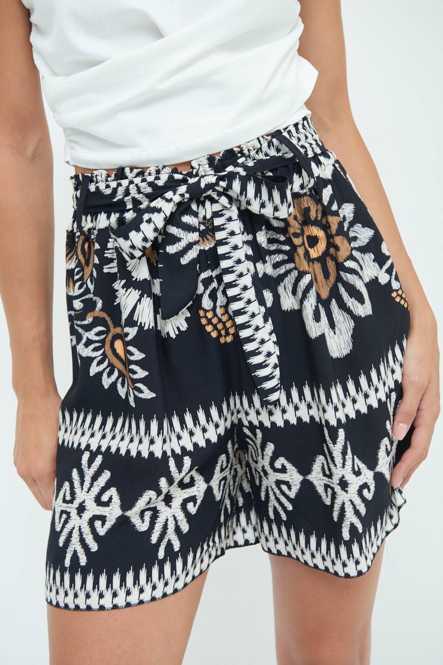 Kikisix SHORTS CON CINTURA STAMPA BALZA NERO Online