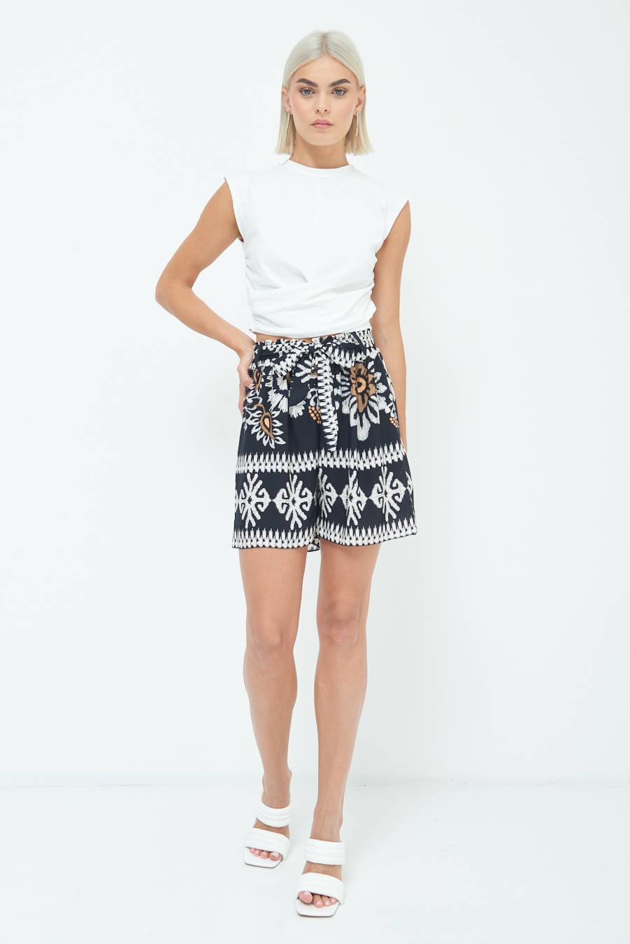 Kikisix SHORTS CON CINTURA STAMPA BALZA NERO Online