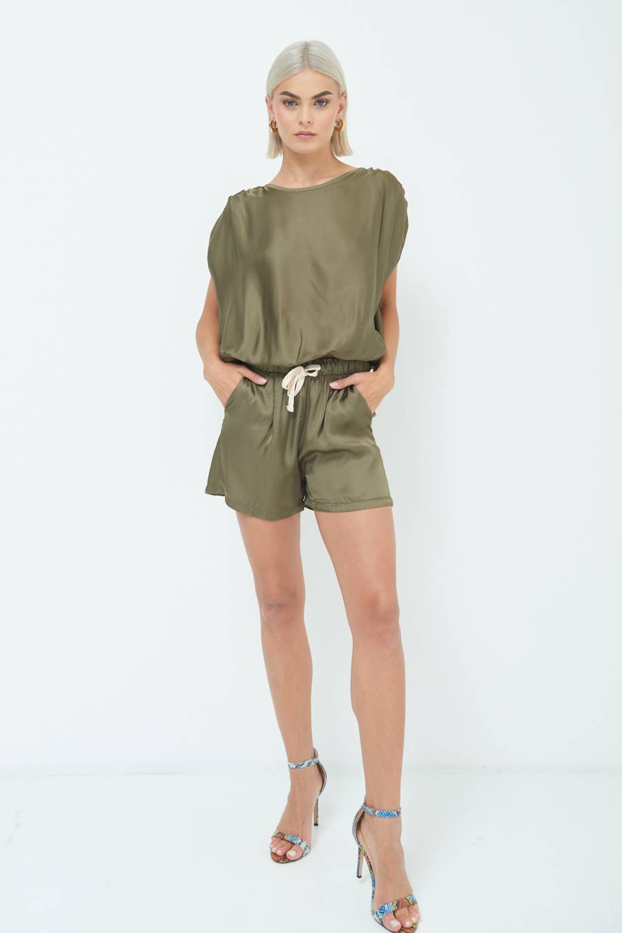 Kikisix SHORTS RASO CON LACCIO CONTRASTO VERDE MILITARE Vendita Calda