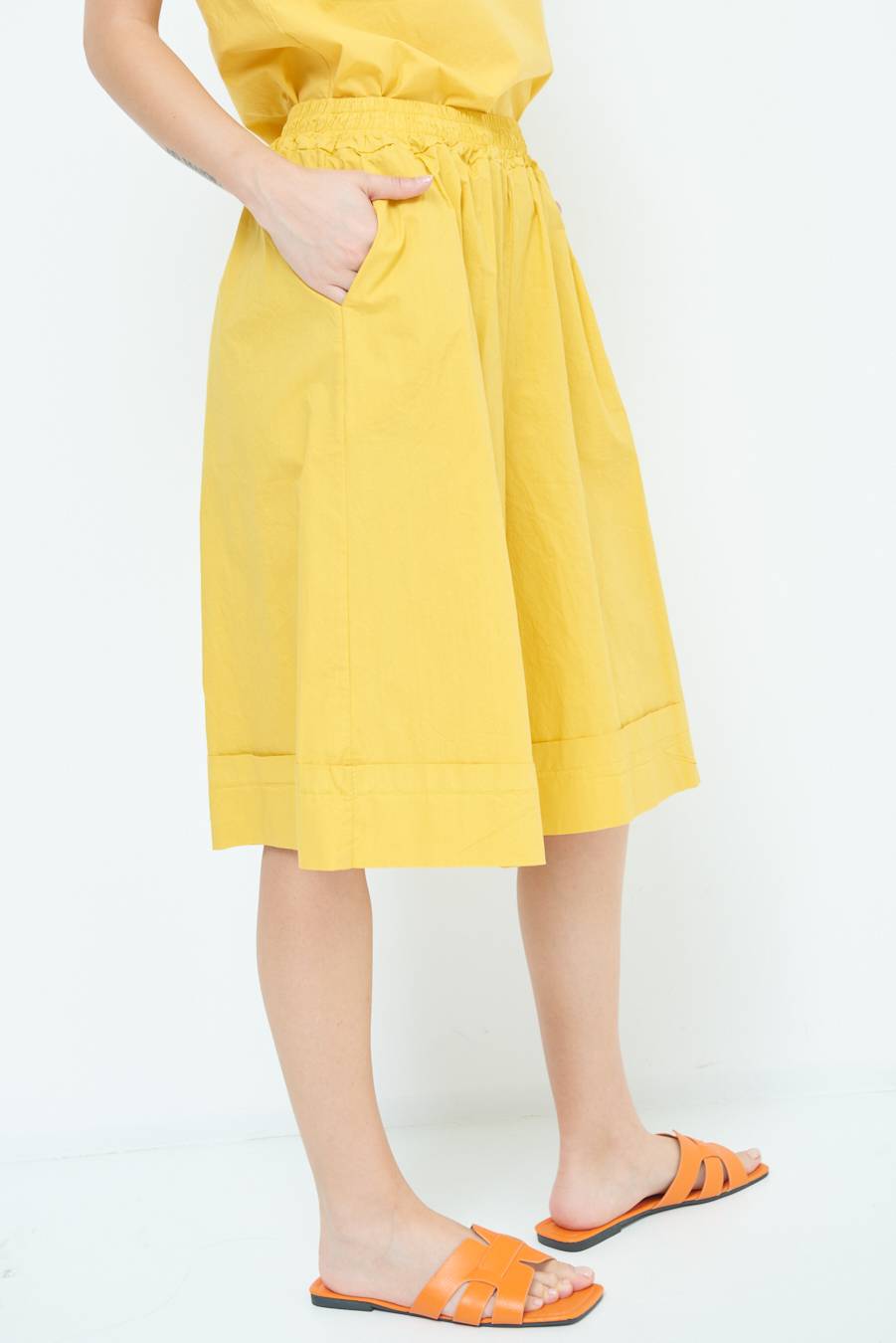 Kikisix PANTALONE CROP CON RISVOLTO SENAPE Vendita
