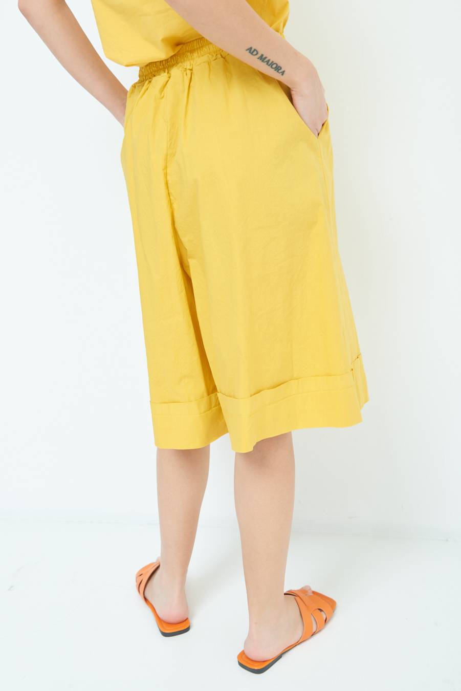 Kikisix PANTALONE CROP CON RISVOLTO SENAPE Vendita