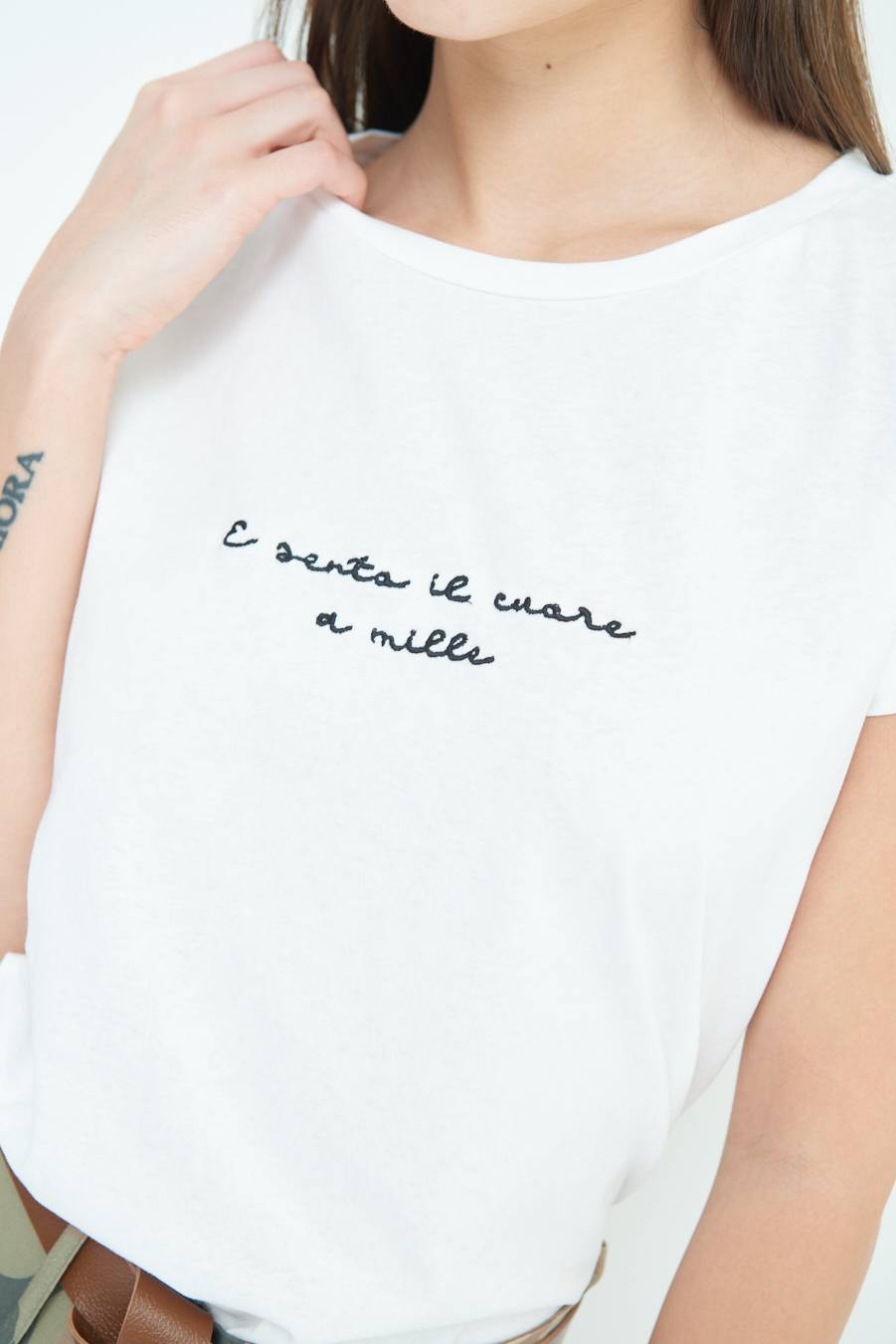 Kikisix T-SHIRT "E SENTO IL CUORE A MILLE" PANNA Spedizione Gratuita