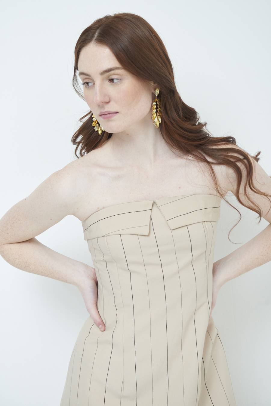 Kikisix ABITO CON RISVOLTO SENO BEIGE Affare Del Giorno
