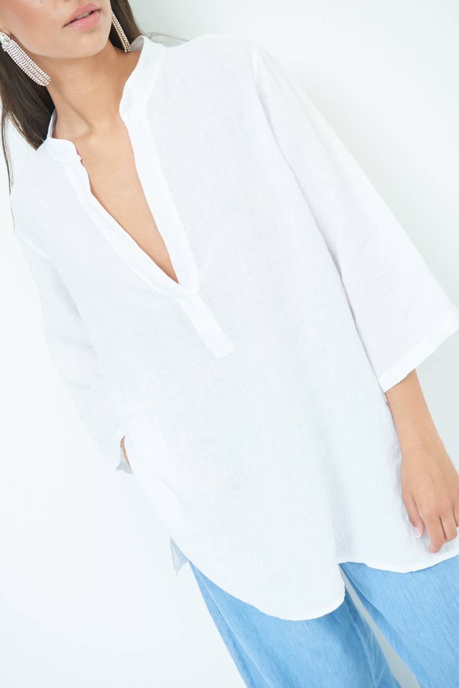 Kikisix CAMICIA COLLO COREANA OVERSIZE CON SPACCHI BIANCO Promozione
