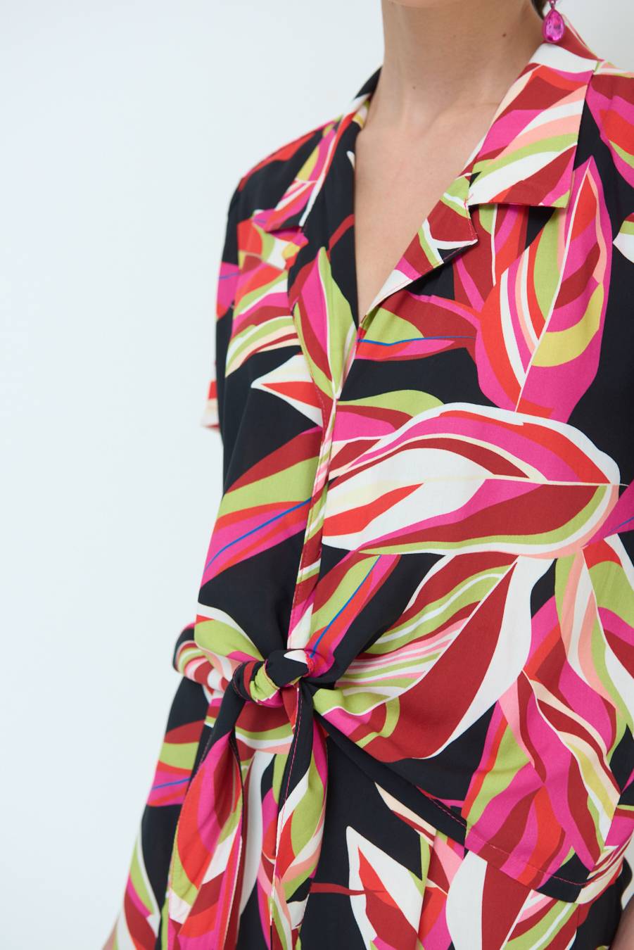 Kikisix CAMICIA ANNODATA STAMPATA A FOGLIE COLORATE NERO Spedizione Gratuita