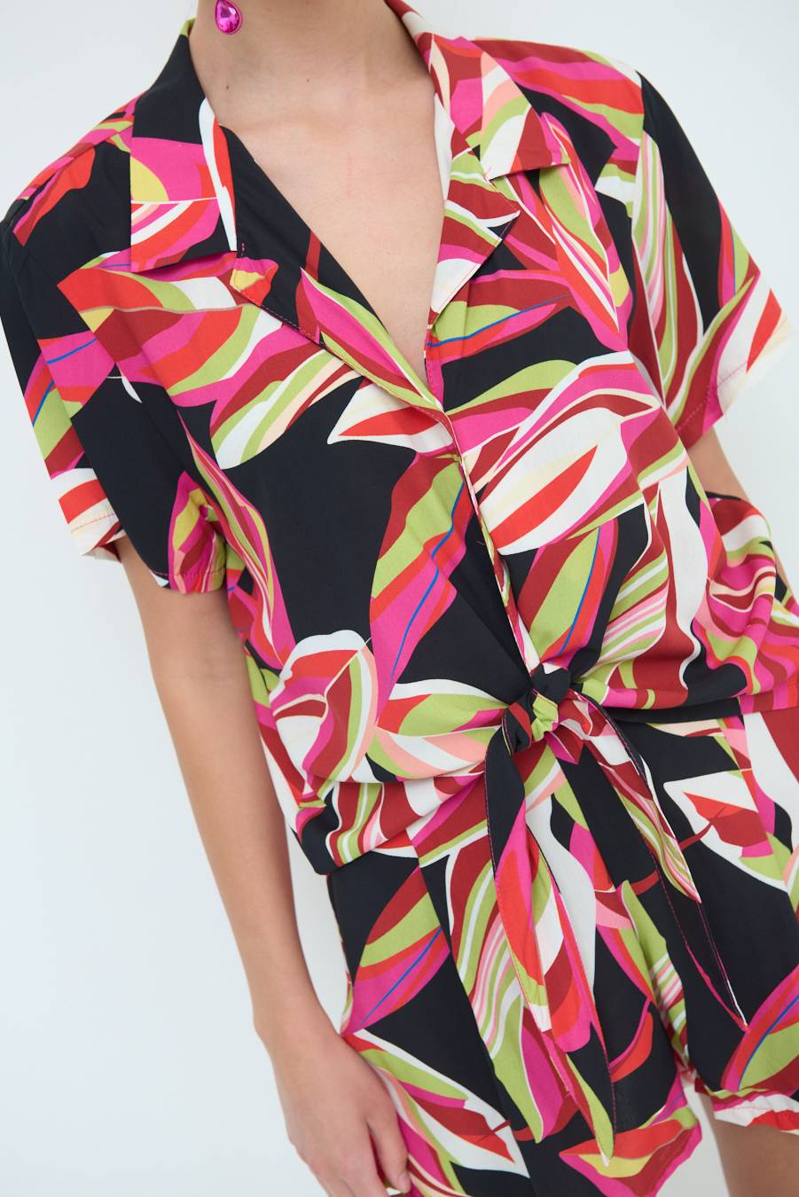 Kikisix CAMICIA ANNODATA STAMPATA A FOGLIE COLORATE NERO Spedizione Gratuita