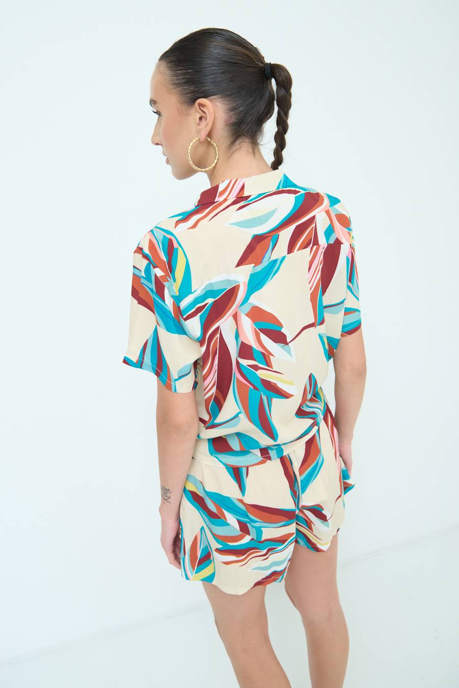 Kikisix CAMICIA ANNODATA STAMPATA A FOGLIE COLORATE ACQUA Pezzi Unici
