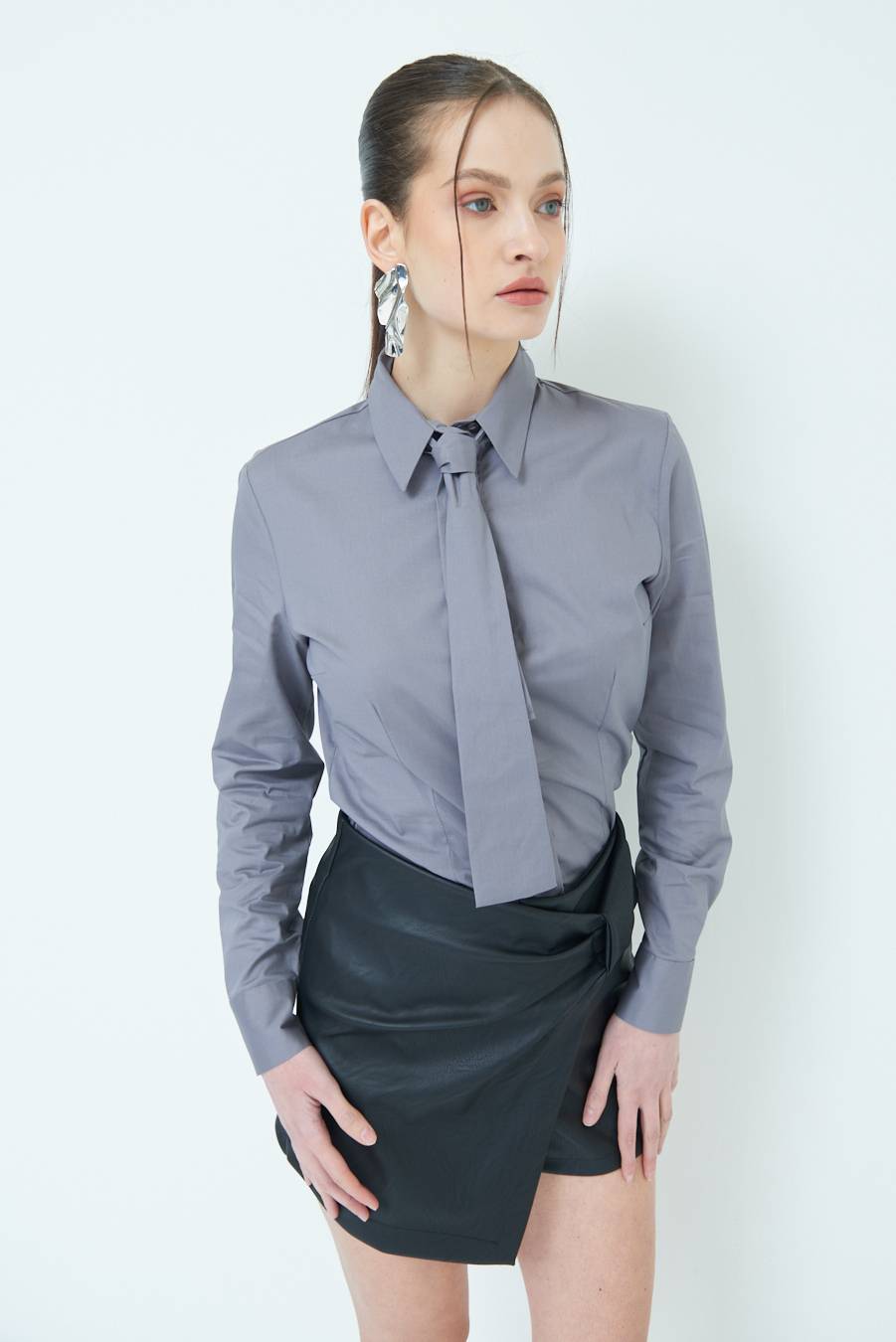 Kikisix CAMICIA CON CRAVATTA IN TINTA GRIGIO Saldi