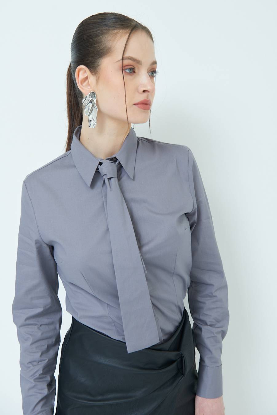 Kikisix CAMICIA CON CRAVATTA IN TINTA GRIGIO Saldi