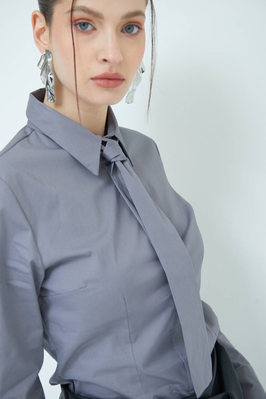 Kikisix CAMICIA CON CRAVATTA IN TINTA GRIGIO Saldi