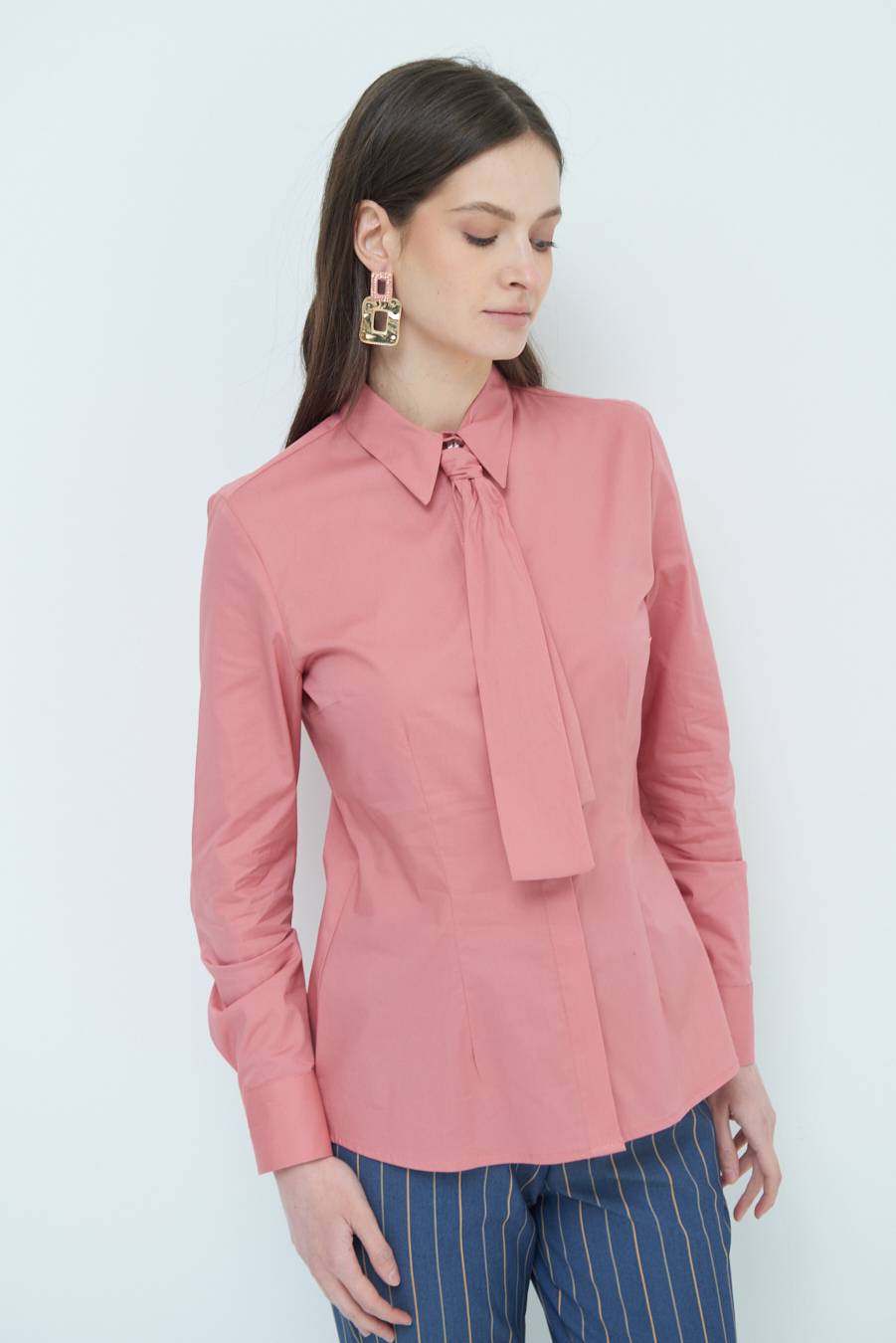 Kikisix CAMICIA CON CRAVATTA IN TINTA CIPRIA Offerte