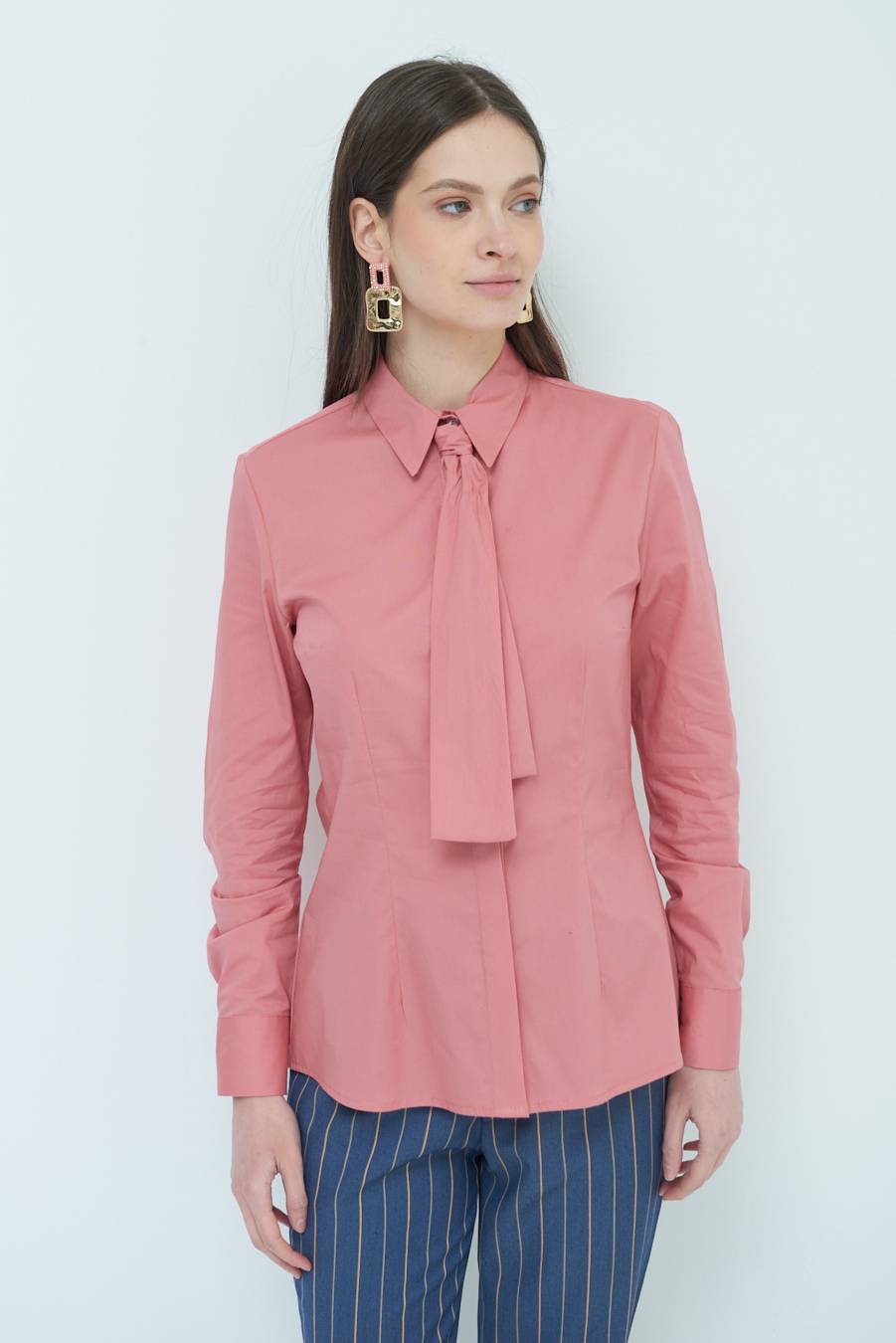 Kikisix CAMICIA CON CRAVATTA IN TINTA CIPRIA Offerte