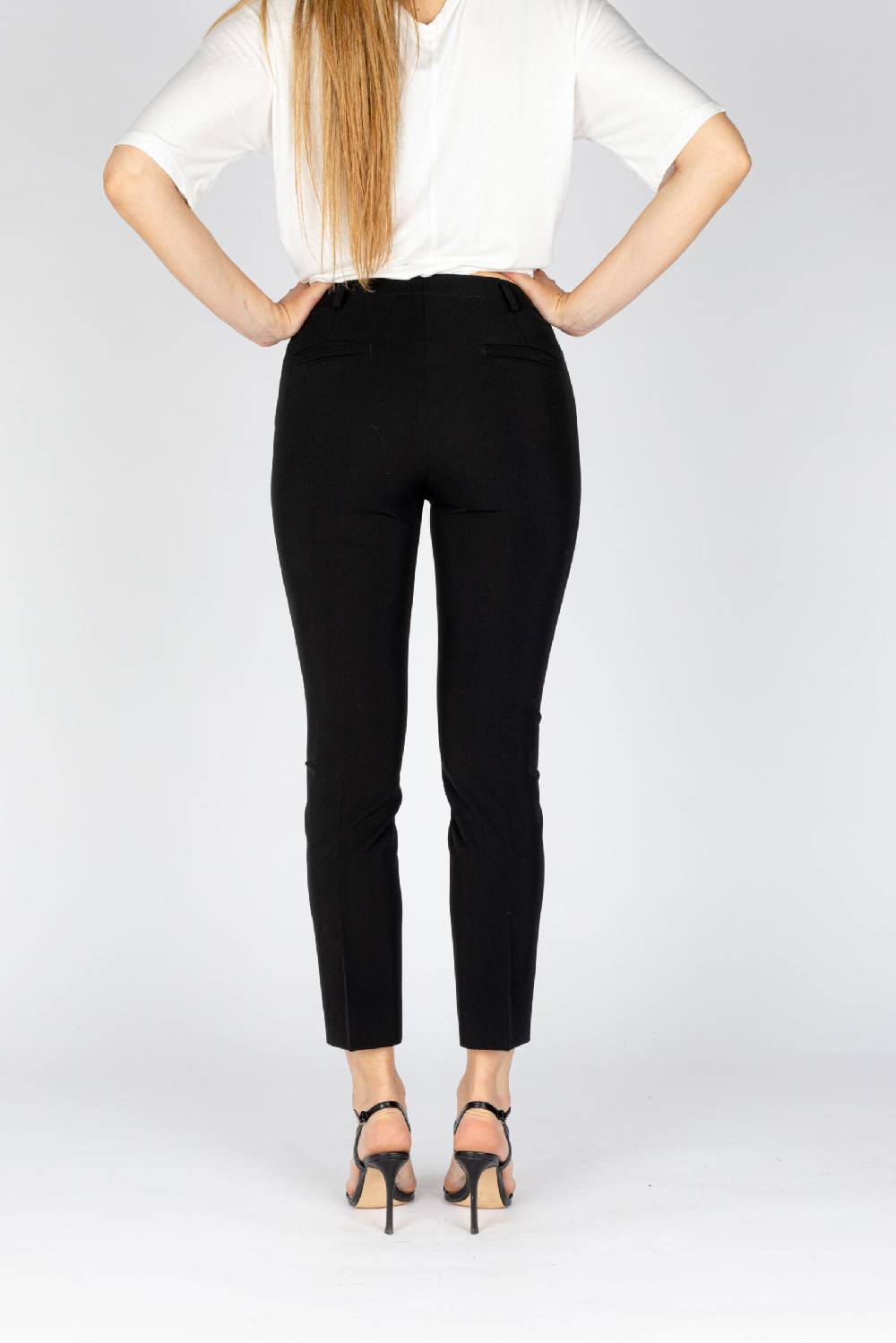 L.Pucci Pantaloni modello gamba stretta tessuto tecnico stretch colore nero Hotsell