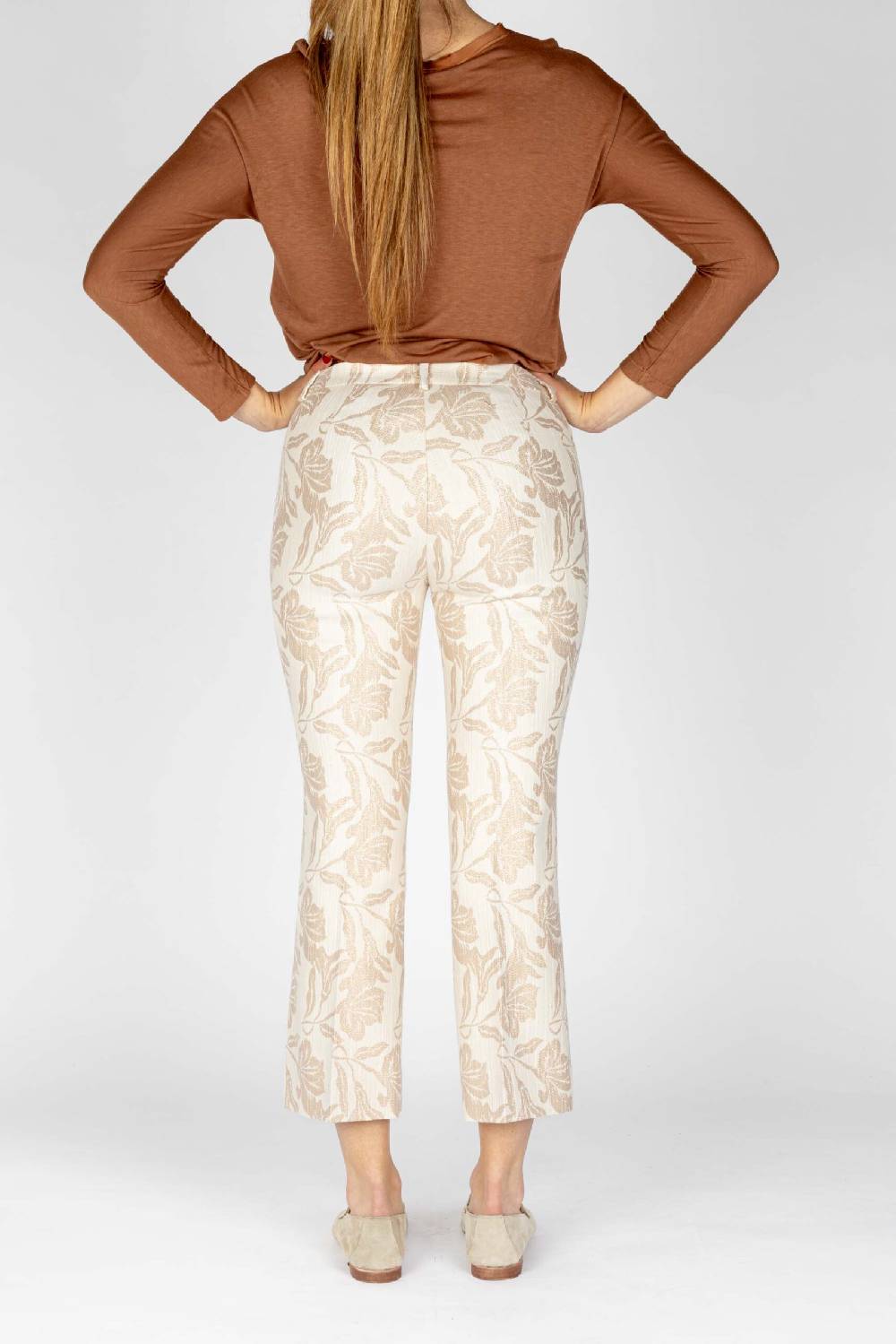 L.Pucci Pantaloni disegno fiore colore beige, linea zampetta tessuto jacquard lurex Nuovi prodotti