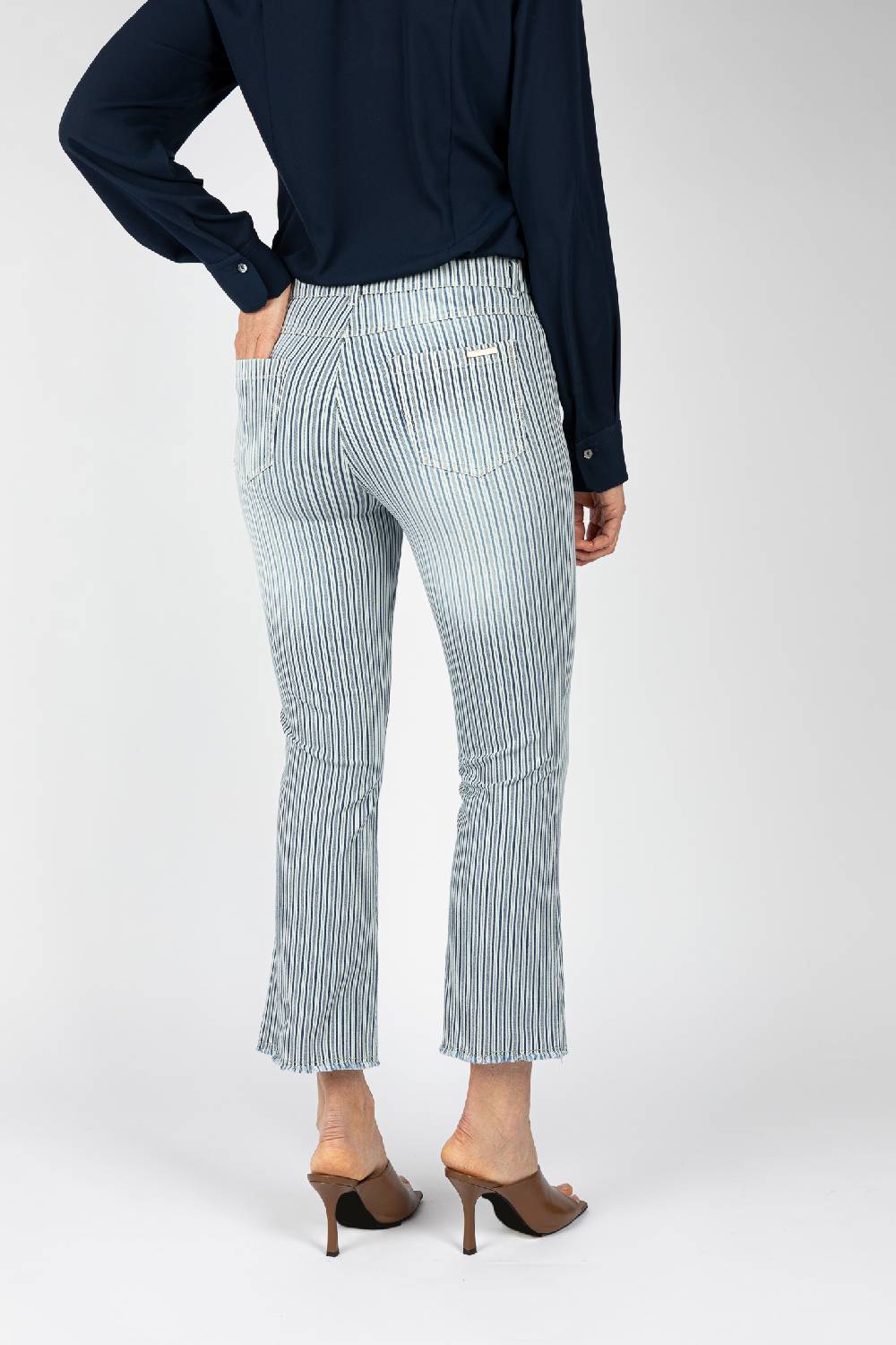 L.Pucci Pantaloni tessuto disegno riga colore blu, linea Jeans fondo a trombetta Italia