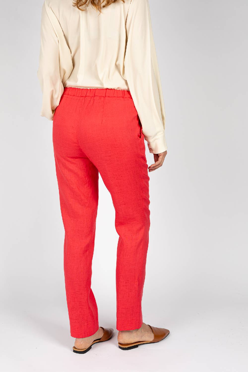 L.Pucci Pantaloni colore corallo, linea morbida Acquista Ora