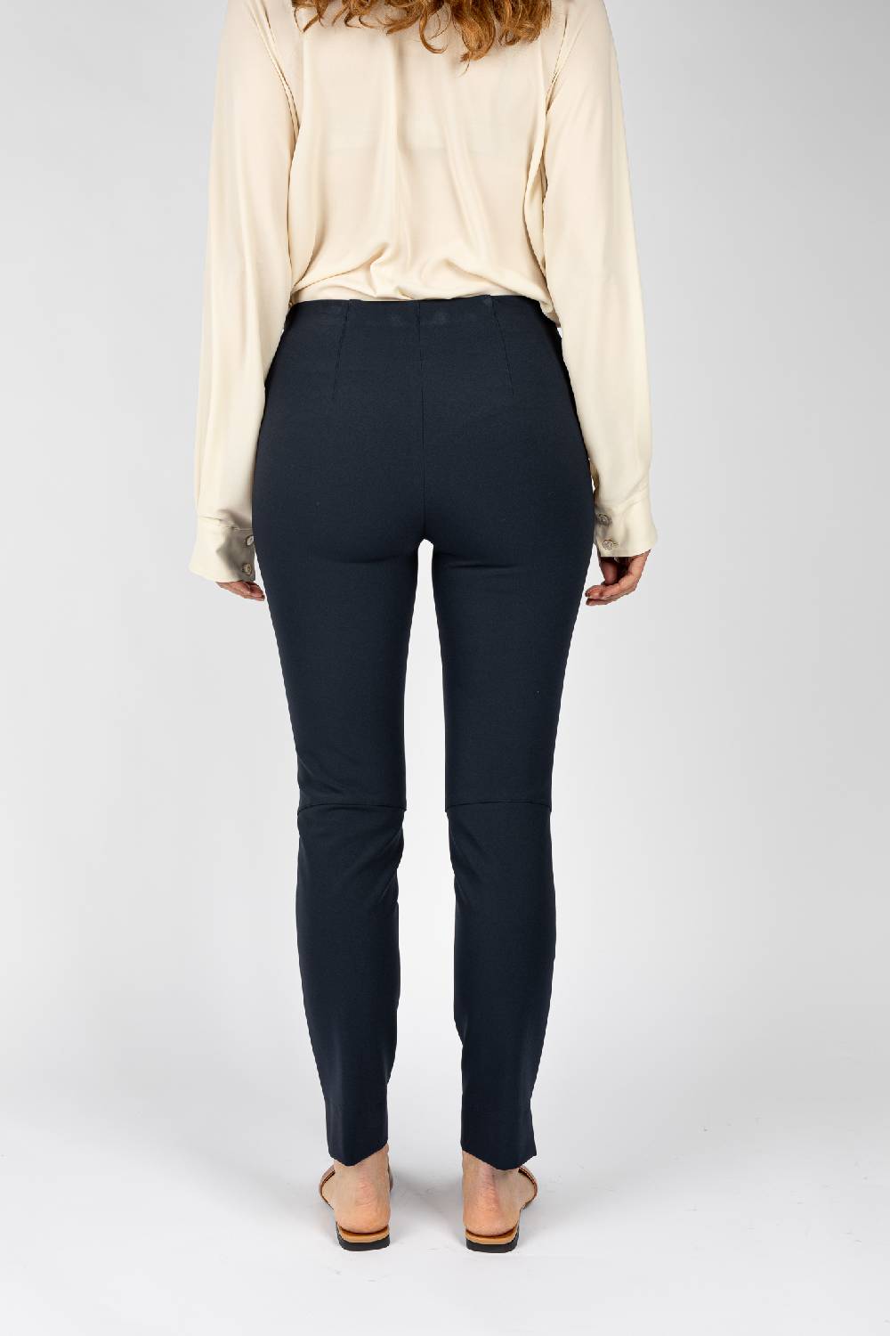 L.Pucci Pantaloni colore blu con linea a sigaretta Convenienza