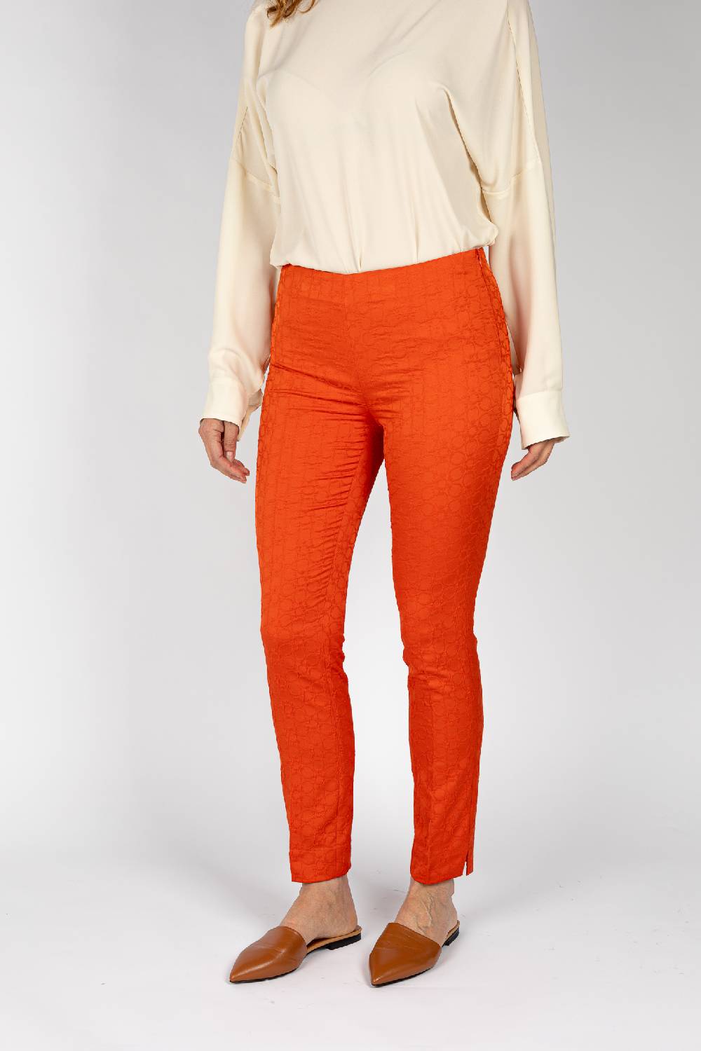 L.Pucci Pantaloni jacquard a fiore colore arancio, linea stretta Offerta
