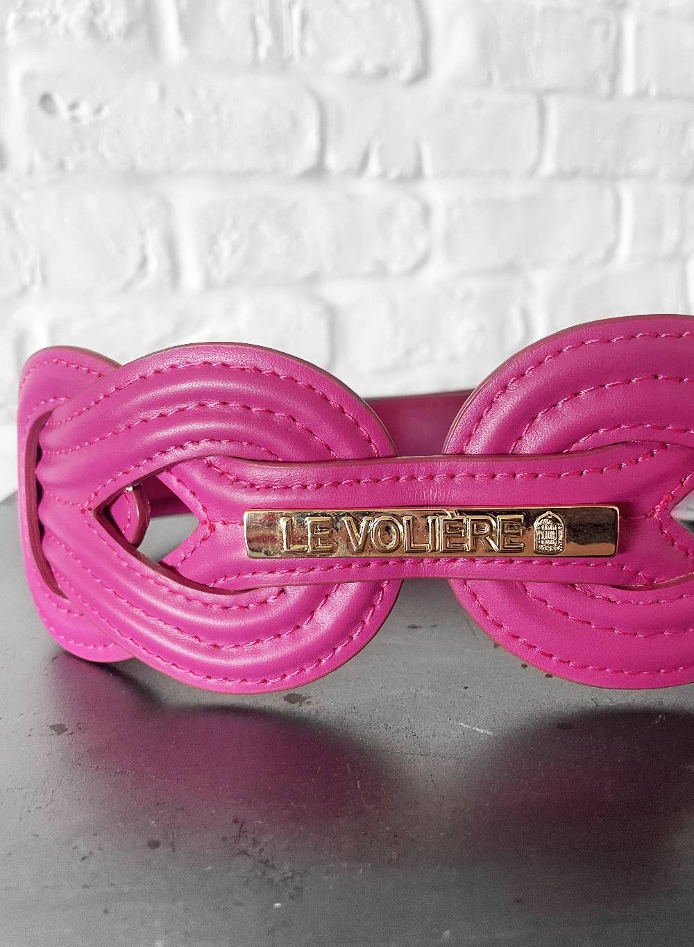 Le Volière Cintura fucsia con targhetta oro Nuovo