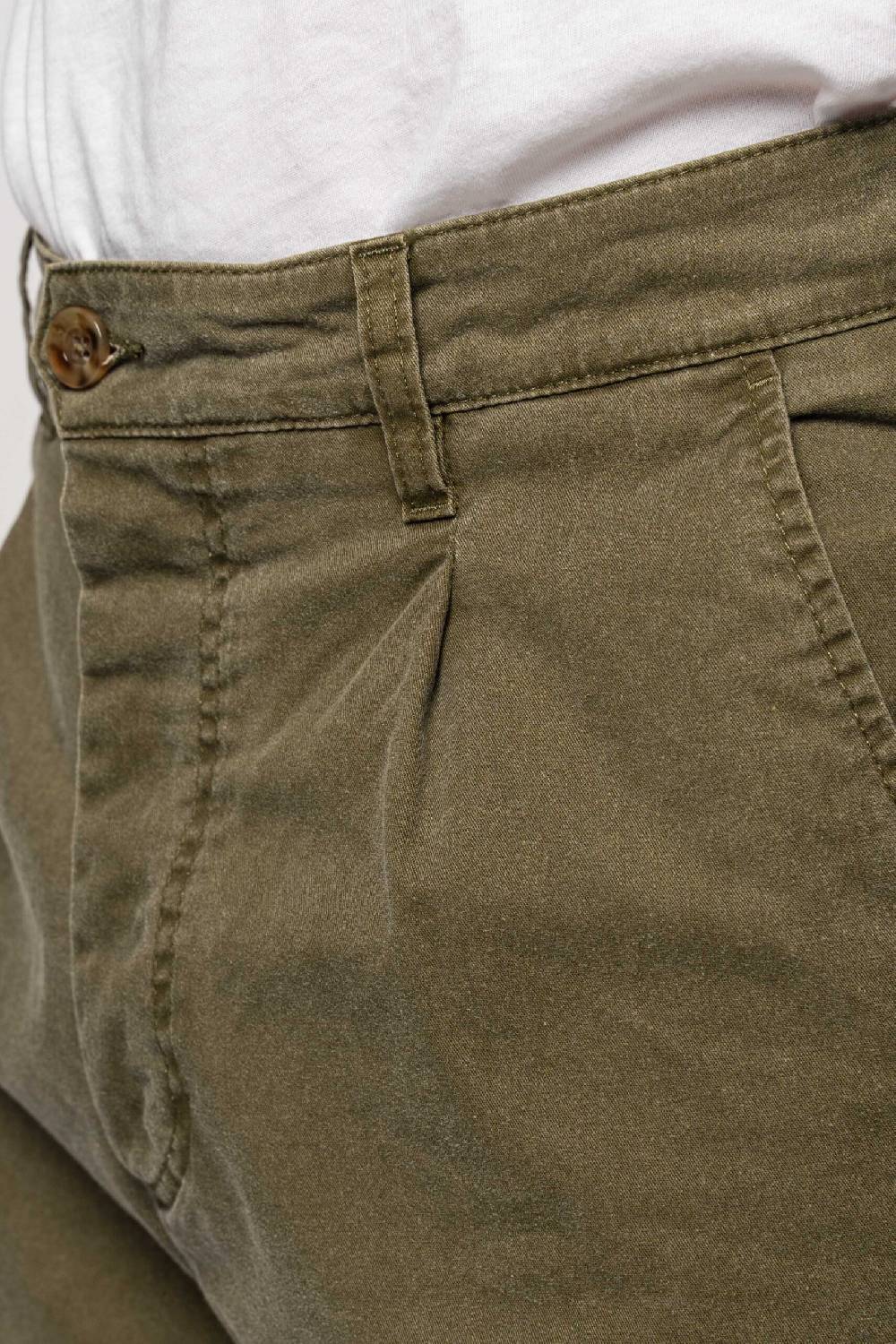 Officina 36 Pantaloni in gabardina delavè verde militare Offerte