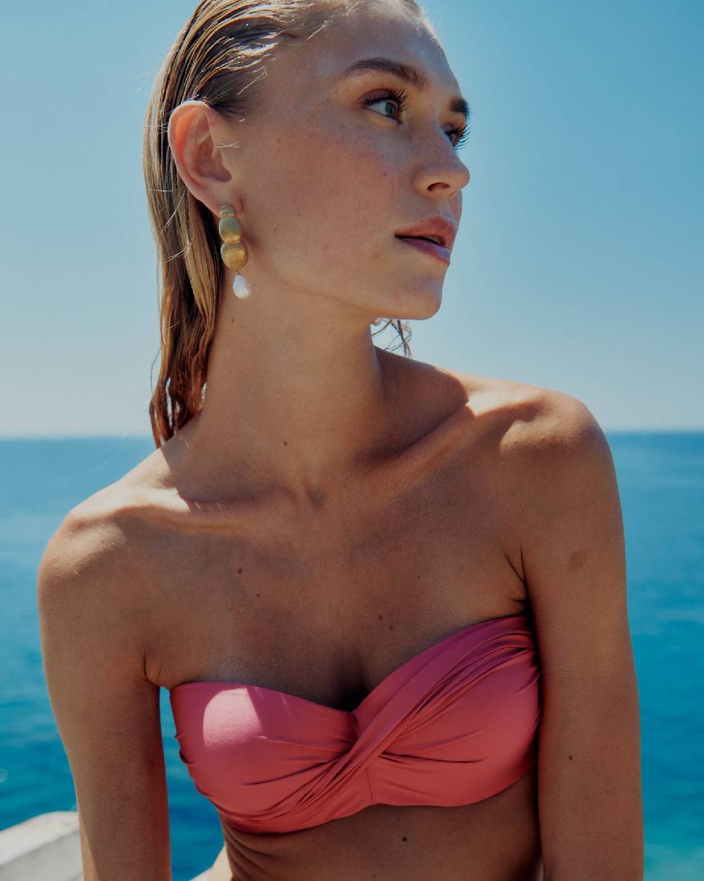 Olivia Gold Reggiseno a fascia strutturato + Slip a vita bassa con accessori sui fianchi Presa