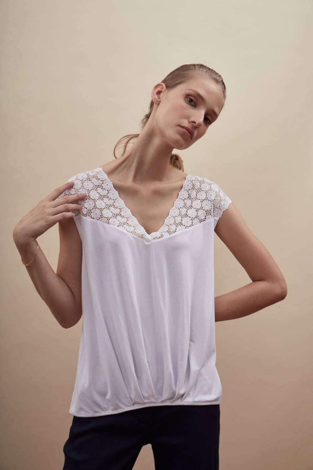Oscalito Top con scollo a V macramè 1326 Offerte esclusive