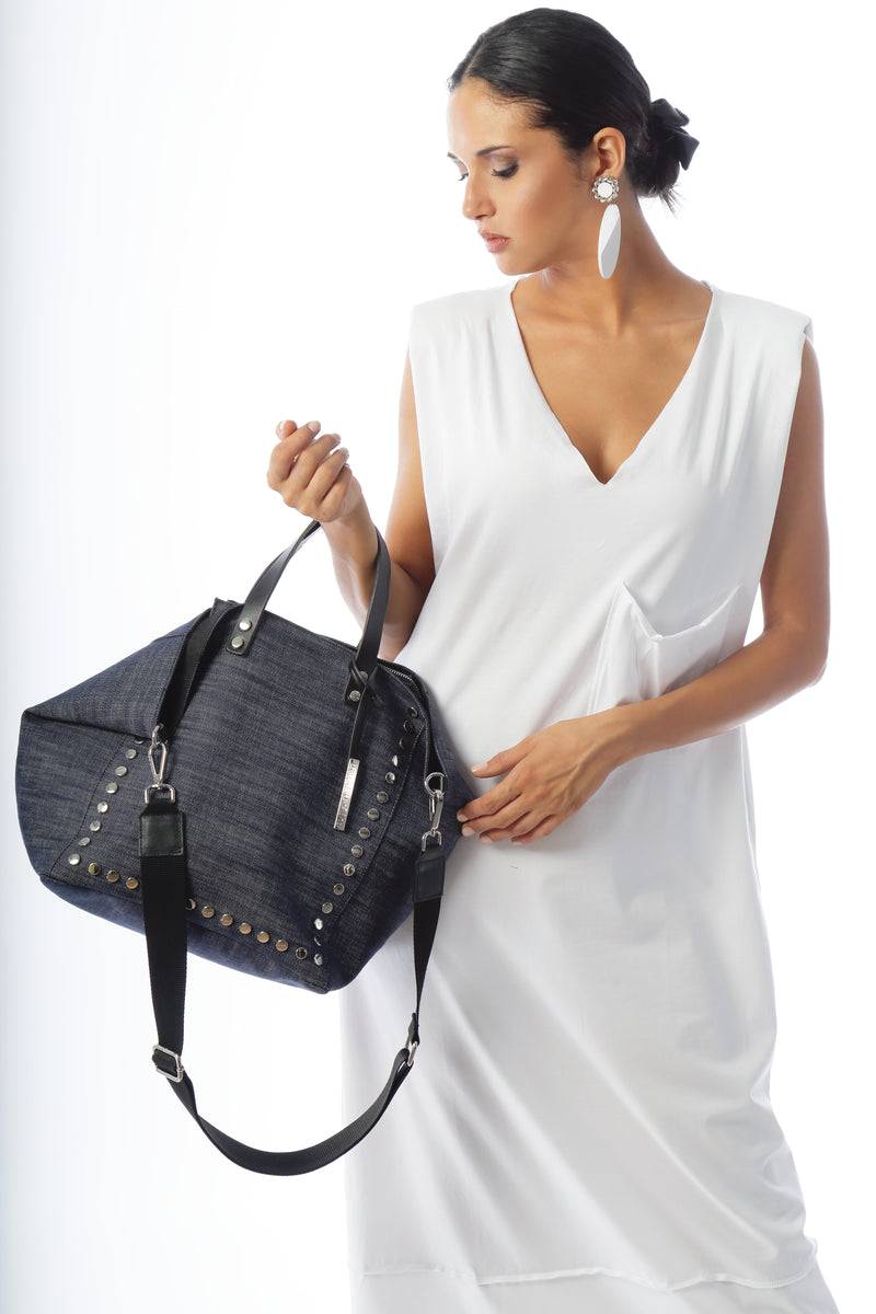 Paola T. Shopper medium con rivetti e pendente argento Offerta temporanea
