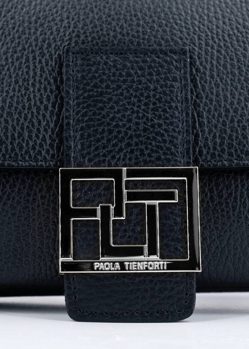 Paola T. Baguette medium in pelle morbida con dettagli argento Comprane uno, ottenene uno gratis