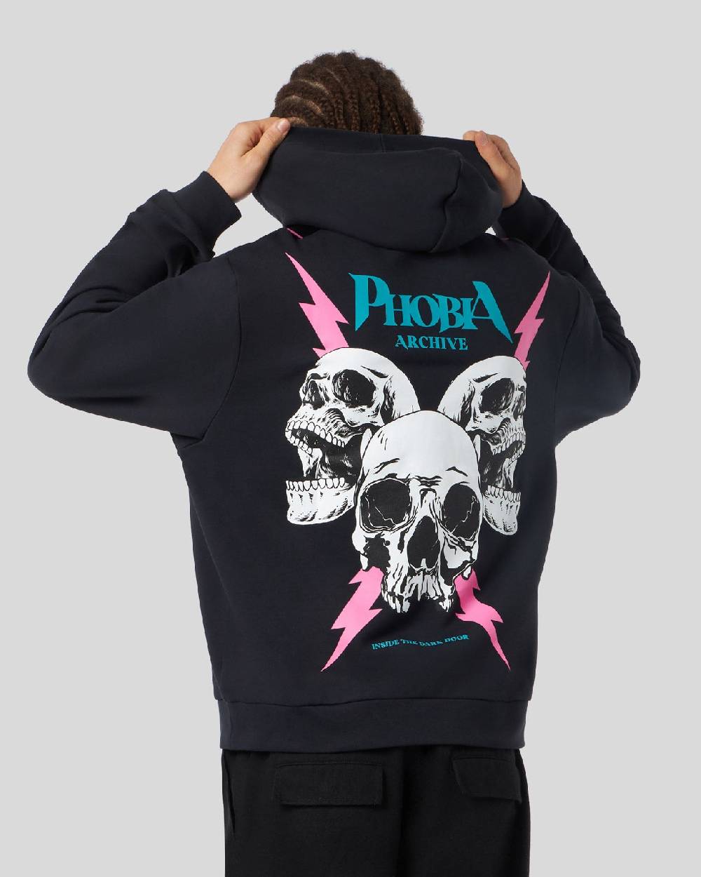 Phobia Archive FELPA NERA CON GRAFICA SCREAMING SKULLS ROSA Vendita Economica