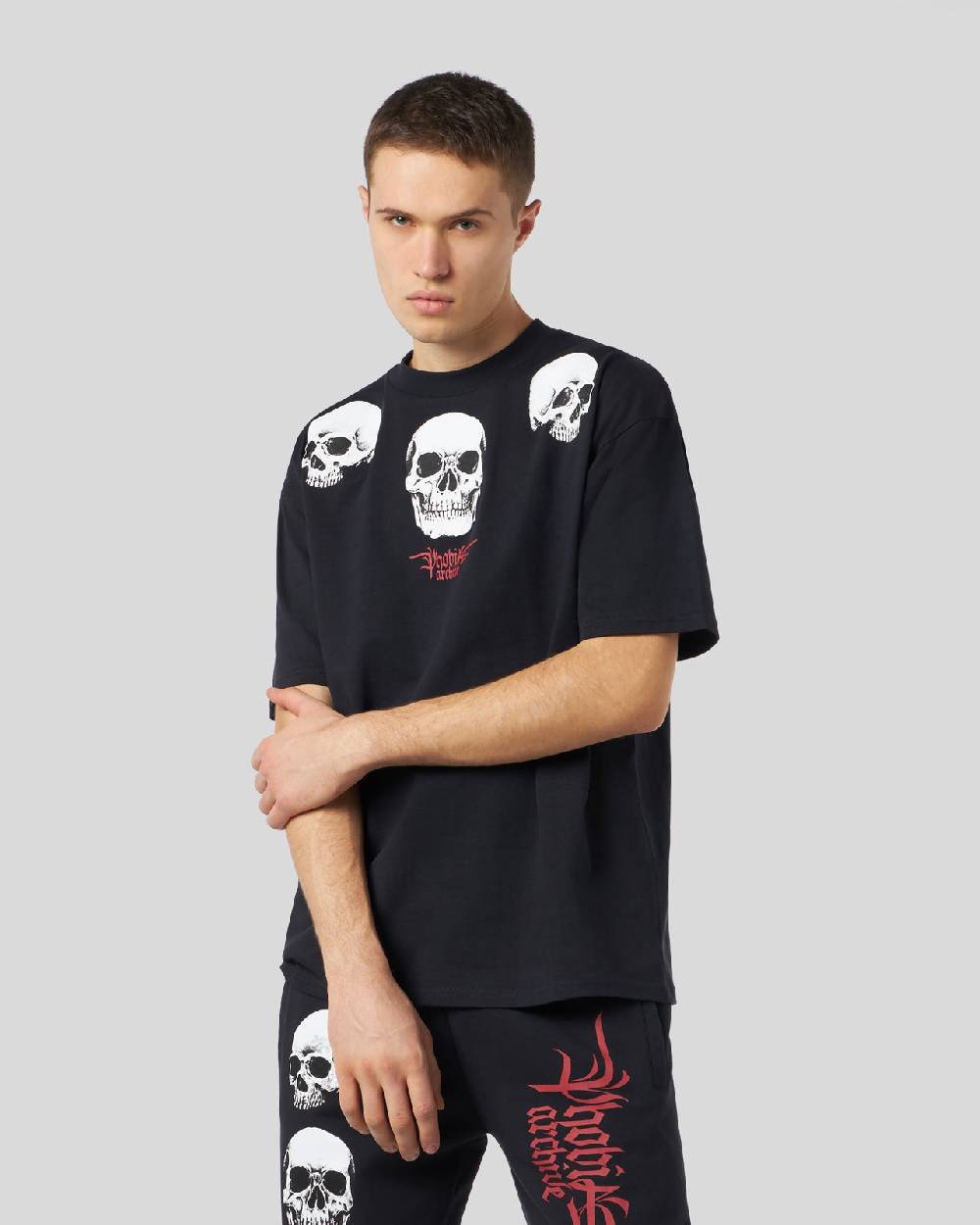 Phobia Archive T-SHIRT NERA CON GRAFICA TRIPLE SKULL ROSSA Vendita Economica