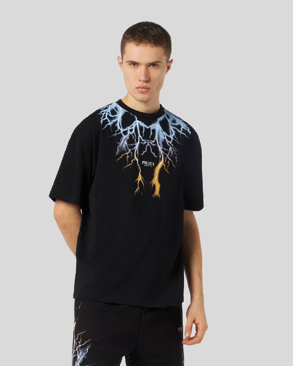 Phobia Archive T-SHIRT NERA CON FULMINI BICOLORE BLU E GIALLO Vendite Flash