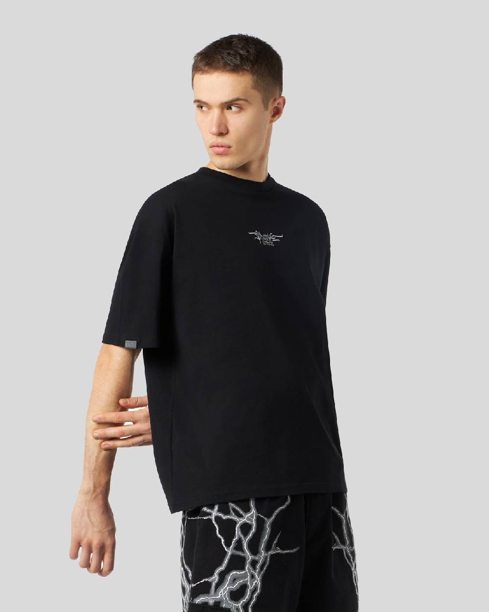 Phobia Archive T-SHIRT NERA CON LOGO GOTICO ED ETICHETTA METALLICA Sottocosto