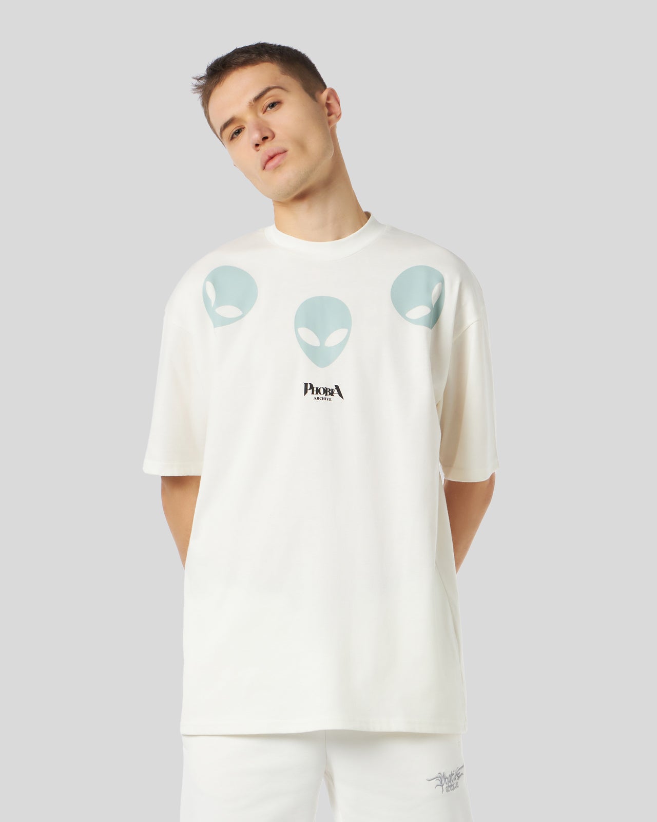 Phobia Archive T-SHIRT BIANCA CON GRAFICA TRIPLE ALIEN FOSFORESCENTE Promozione