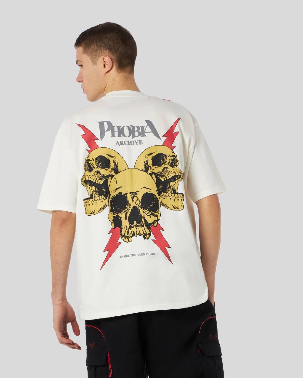 Phobia Archive T-SHIRT BIANCA CON GRAFICA SCREAMING SKULLS ROSSA Soddisfazione Garantita