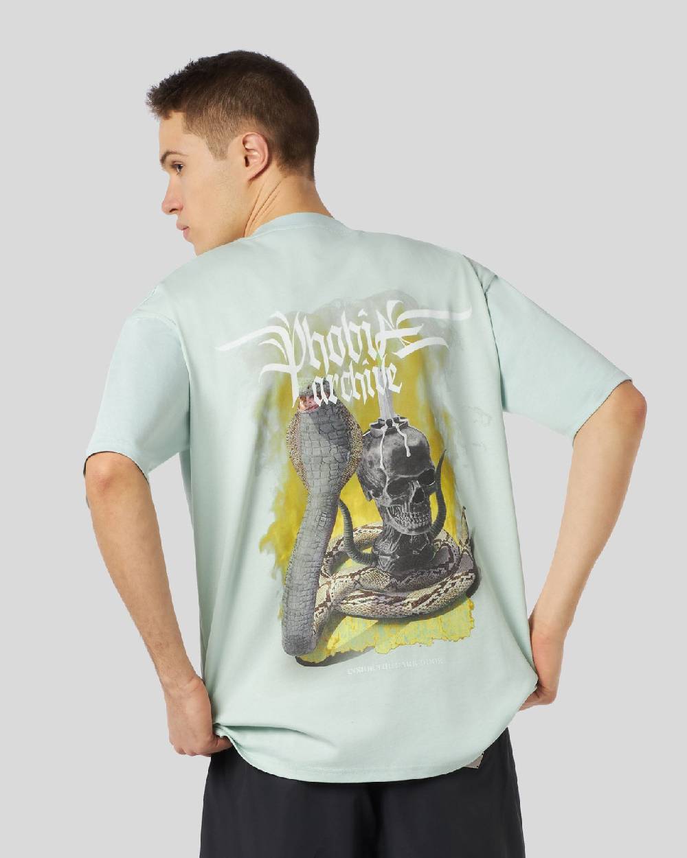 Phobia Archive T-SHIRT AZZURRA CON GRAFICA FIERY COBRA GIALLA Sottocosto