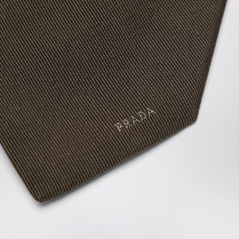 Prada Cravatta verde mimetica in seta con logo In Vendita