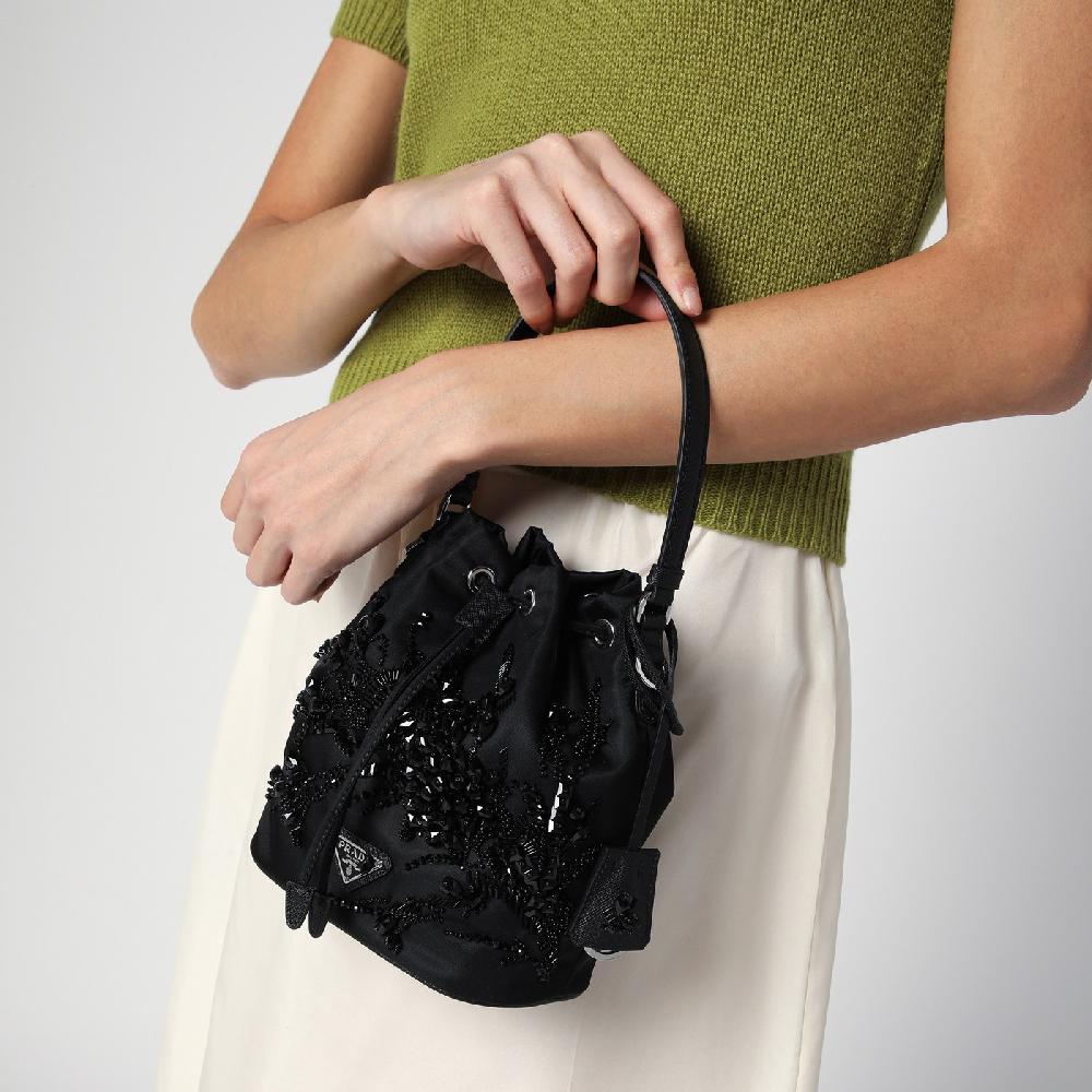 Prada Mini borsa nera in Re-Nylon con ricami I Più Venduti